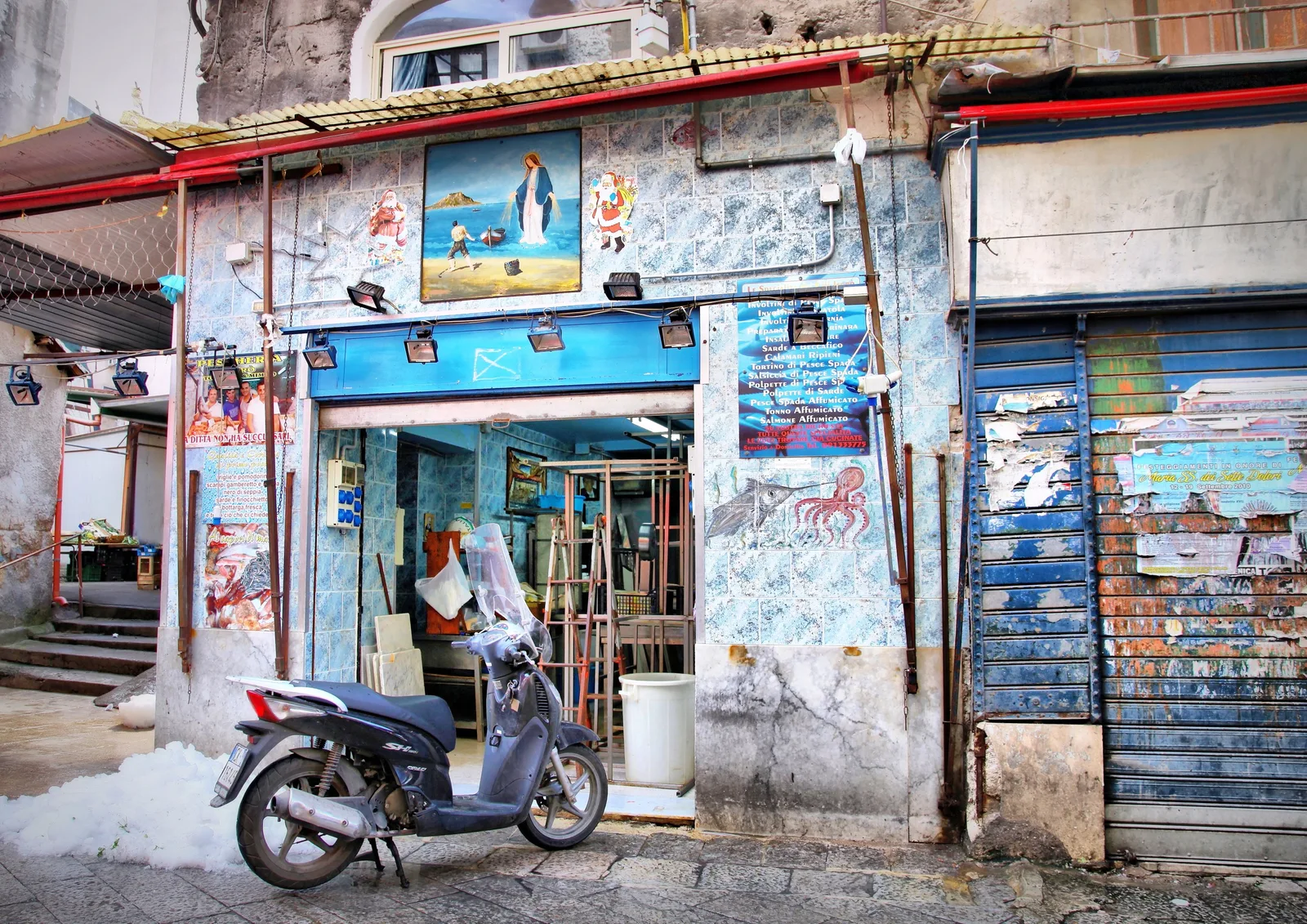 Scooters garés en milieu urbain — le permis AM est obligatoire pour conduire ces véhicules en France