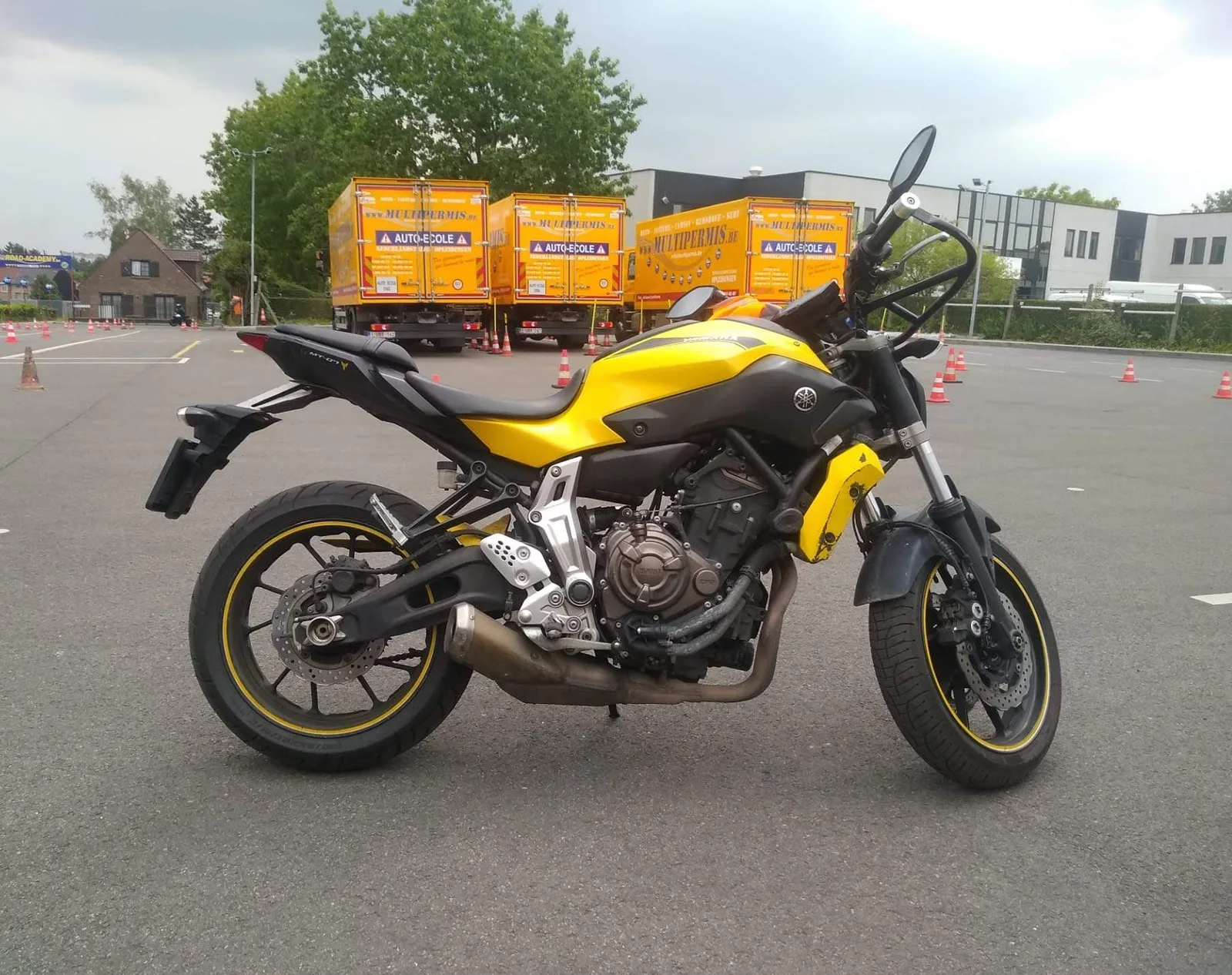 Yamaha MT-07 bridée utilisée en auto-école pour le permis moto A2