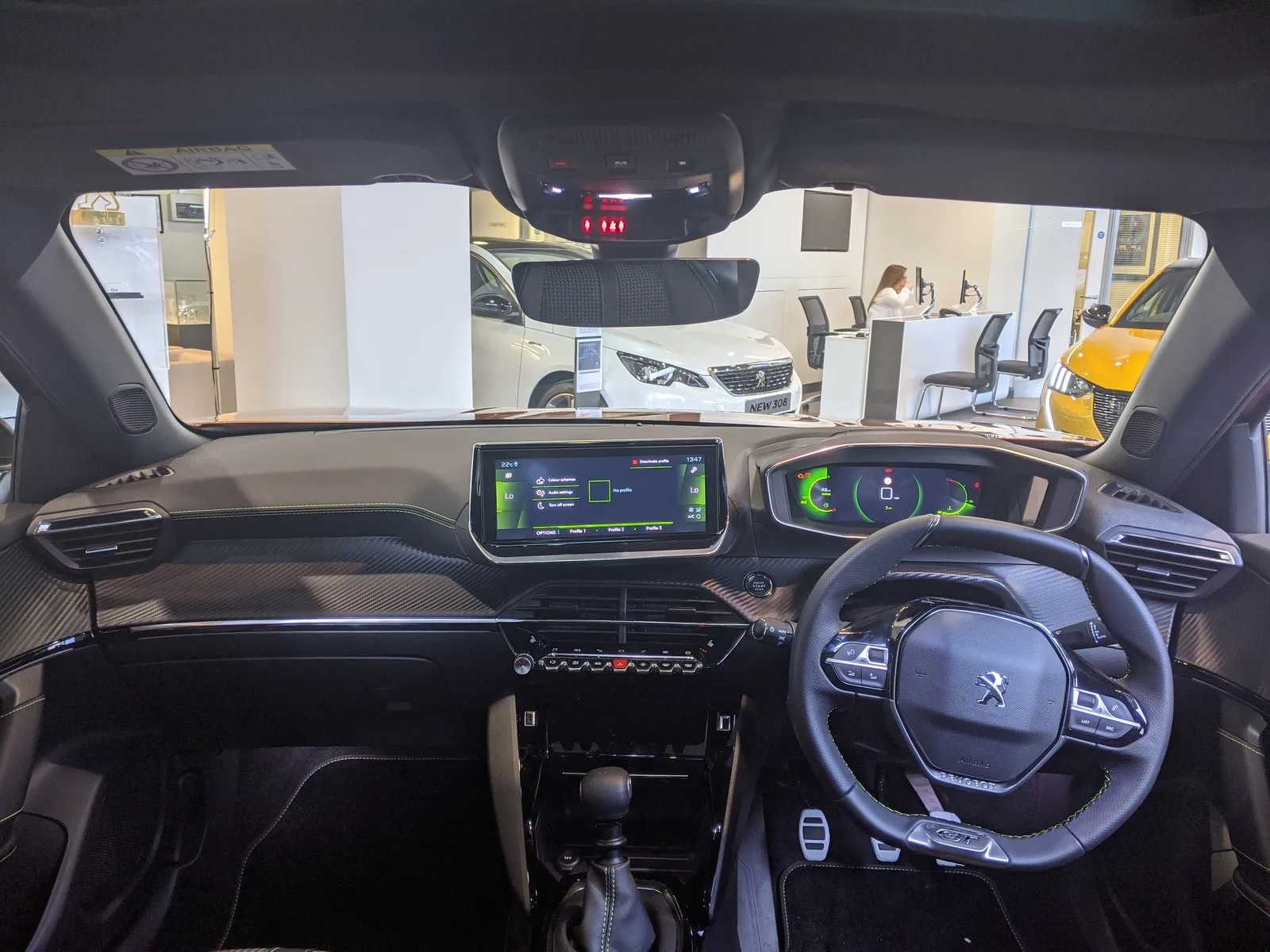 Intérieur Peugeot 2008 GT-Line, i-Cockpit avec écran central et instrumentation digitale