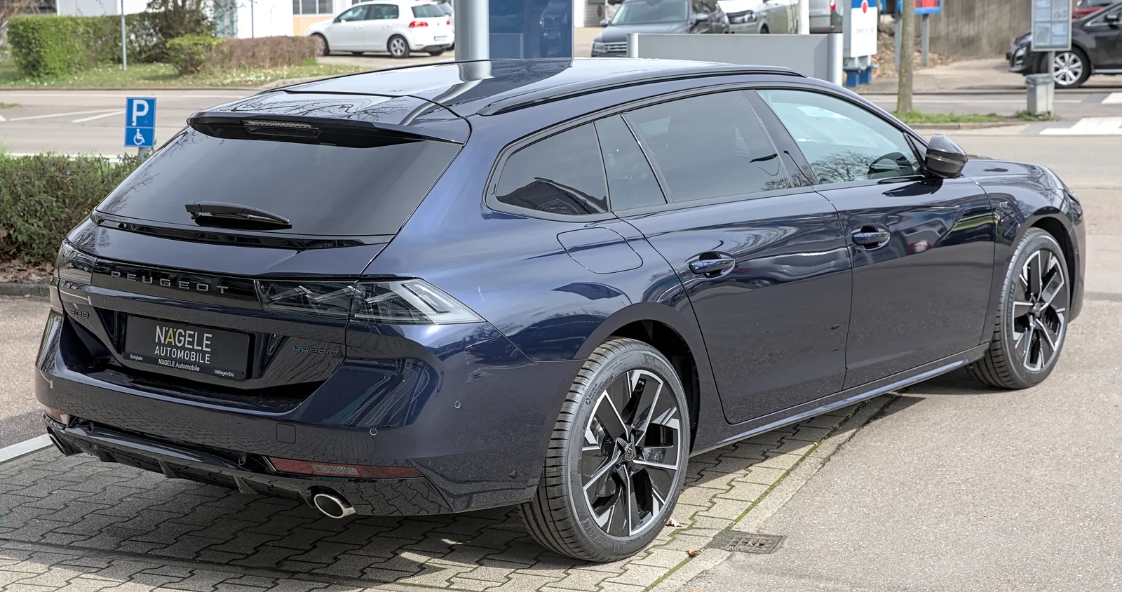 Peugeot 508 SW 2023 vue 3/4 arrière bleue nuit break premium profil tendu