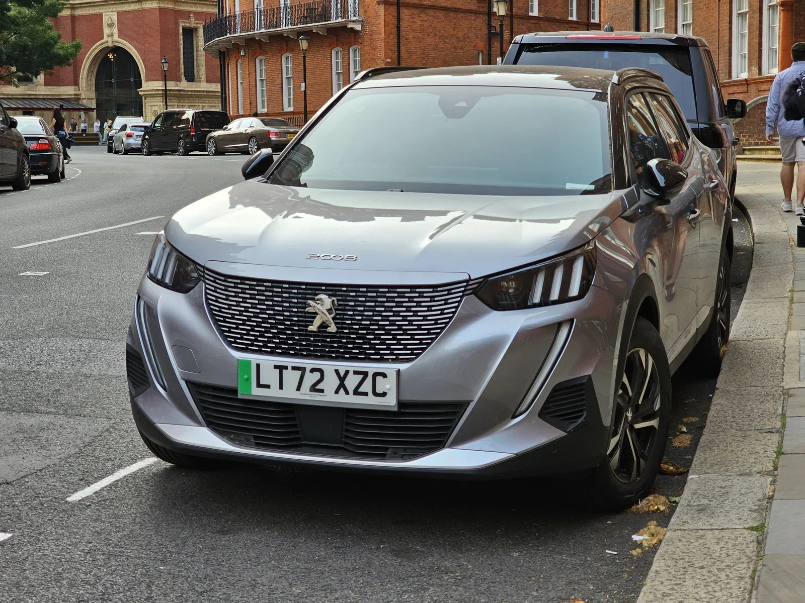 Peugeot e-2008 GT 2026 vue profil — SUV électrique compact gris Cumulus