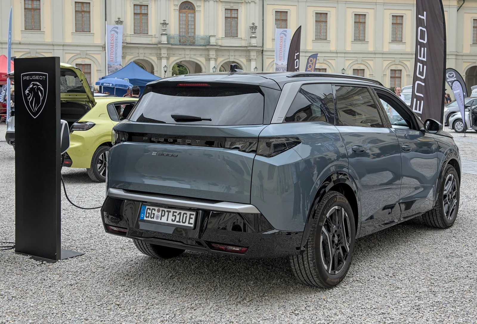 Peugeot e-5008 en charge sur une borne électrique — recharge rapide DC 160 kW