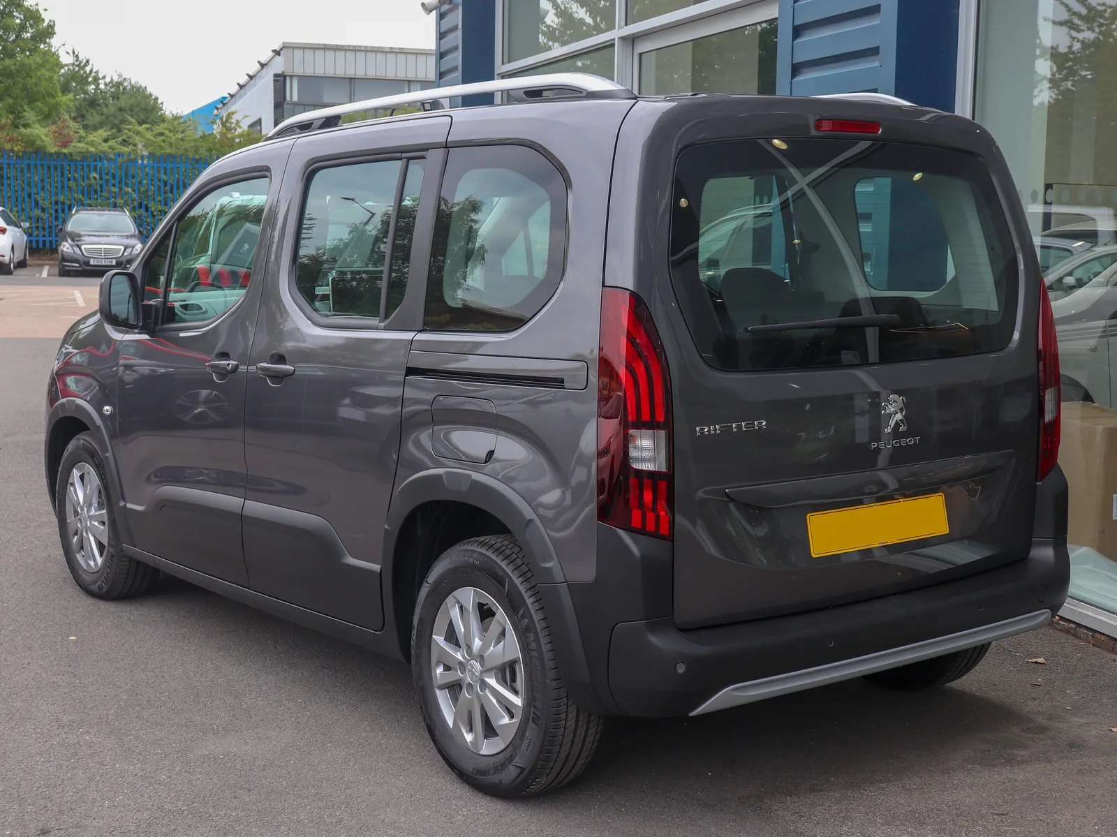 Peugeot Rifter 2026 gris anthracite vue trois quarts arrière ludospace 7 places