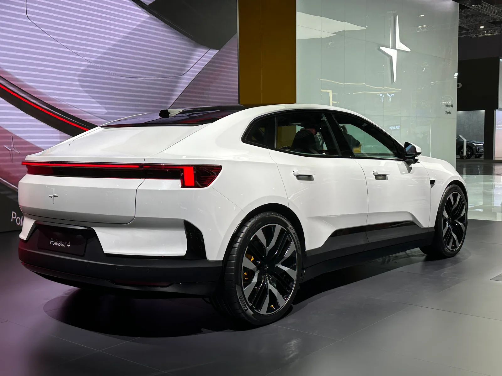 Polestar 4 2026 vue arrière SUV coupé électrique hayon plein sans vitre
