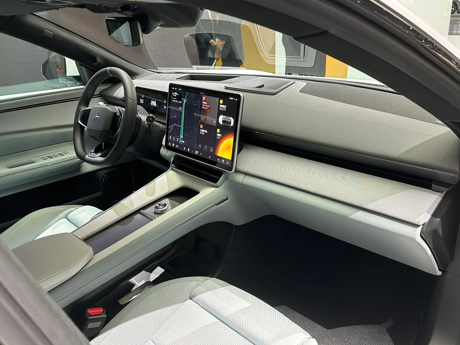 Polestar 4 2026 vue de profil sur route SUV coupé électrique premium scandinave