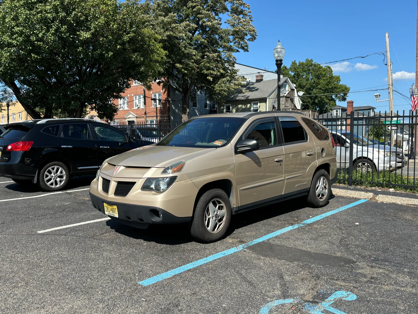 Pontiac Aztek 2003 AWD de profil, crossover aux proportions désordonnées