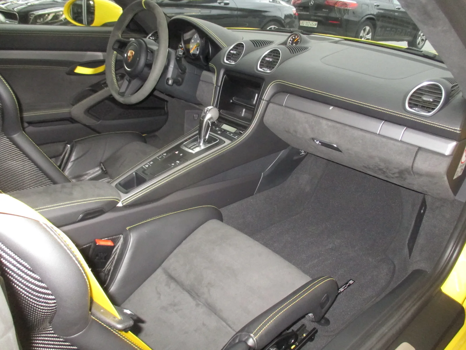 Porsche 718 Cayman GT4 intérieur habitacle sportif baquets