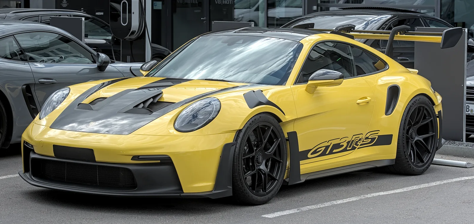 Porsche 911 GT3 RS 2026 jaune vue trois quarts avant profil parking concession