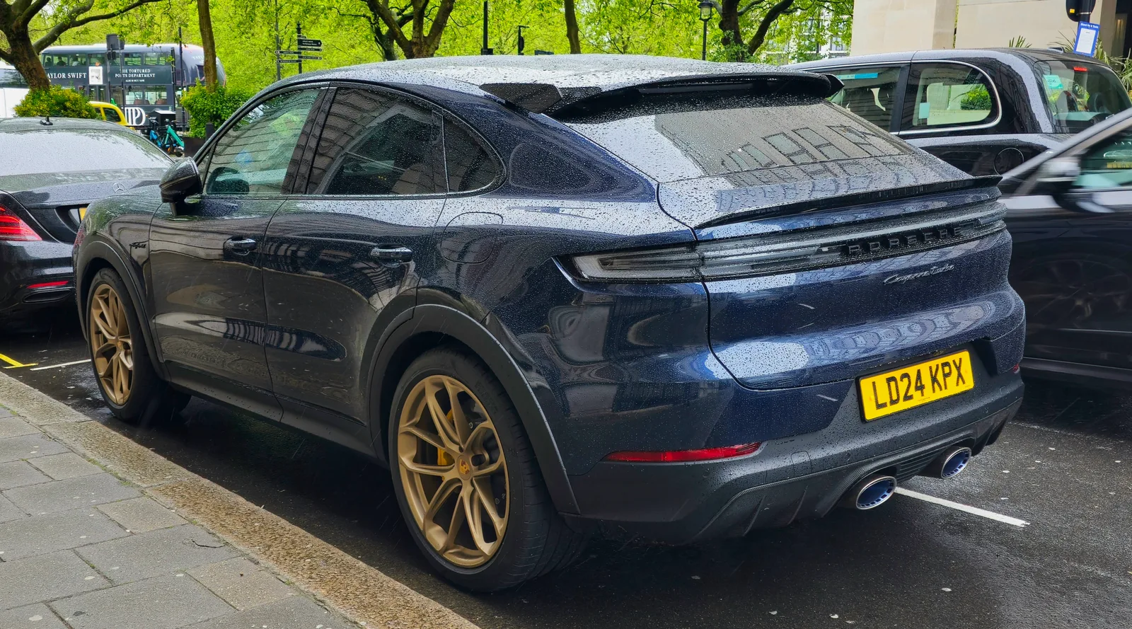 Porsche Cayenne 2026 hybride — vue 3/4 arrière extérieure