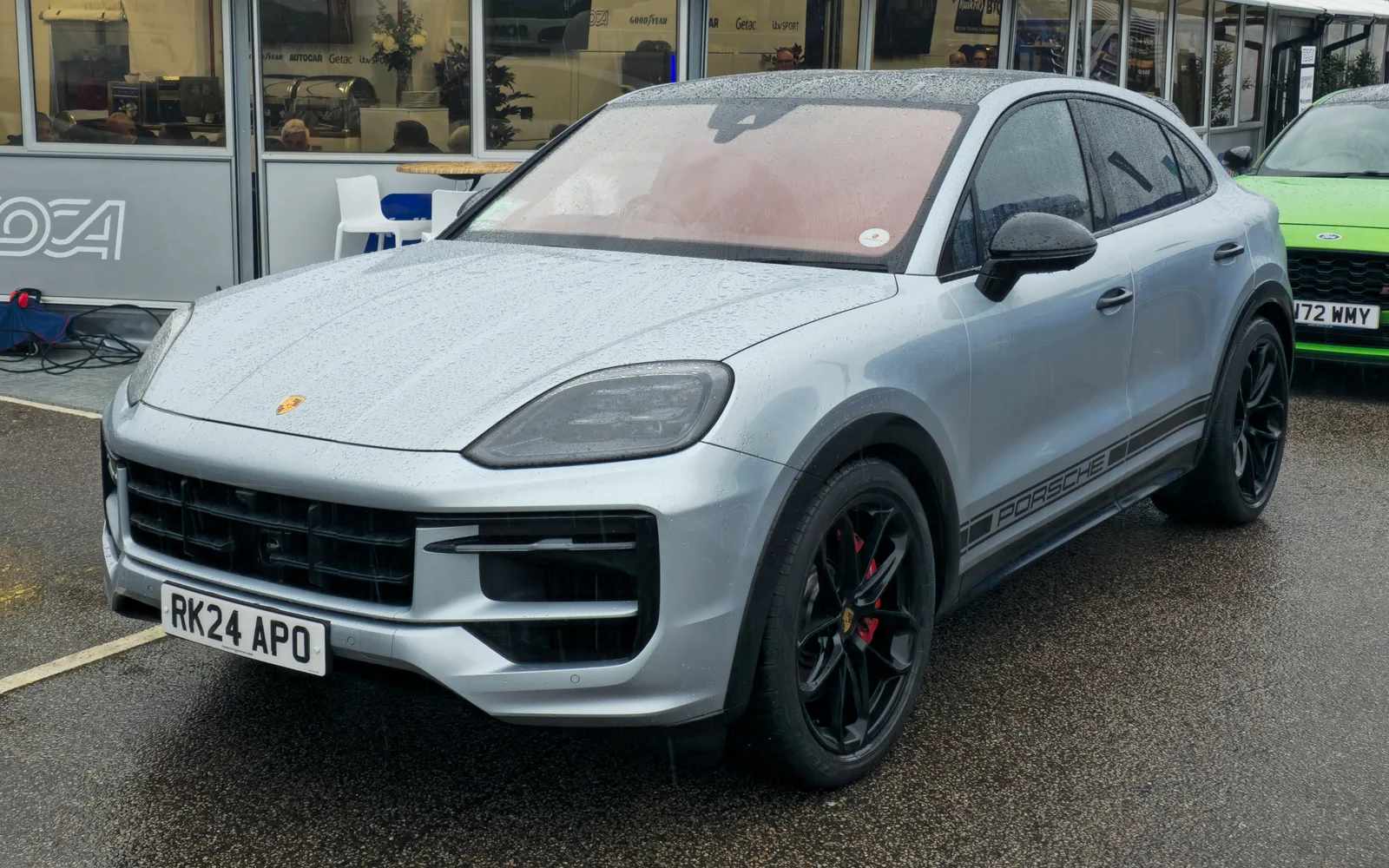 Porsche Cayenne 2026 argent — vue 3/4 avant sur circuit