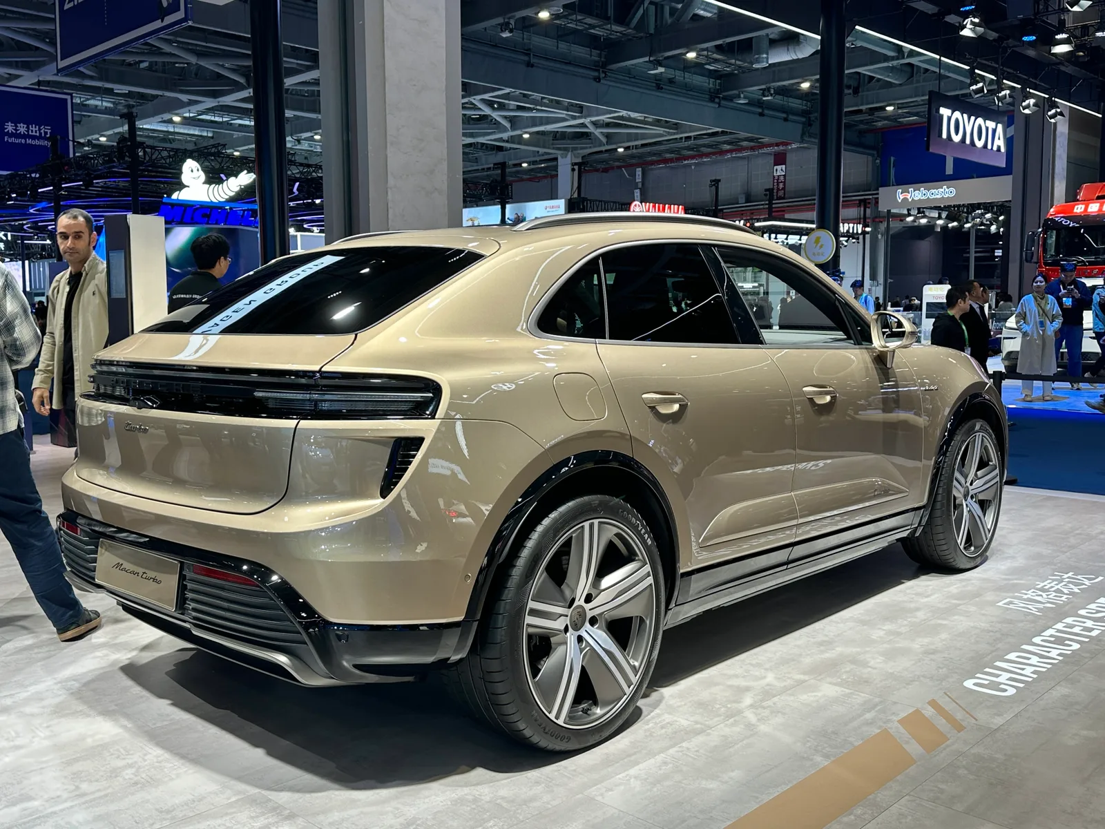 Porsche Macan Turbo électrique vue de trois quarts arrière avec feux fins et grand hayon