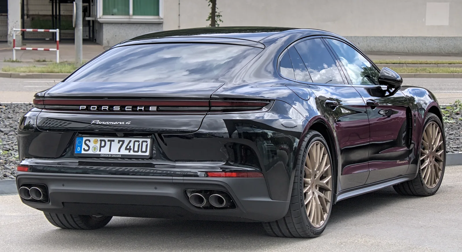 Porsche Panamera 2026 vue latérale arrière berline sportive de luxe salon automobile