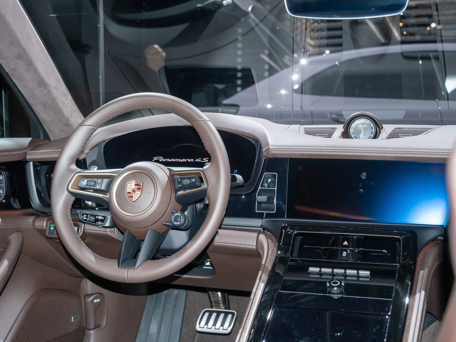 Porsche Panamera 2026 intérieur habitacle volant cockpit cuir marron finition 4S