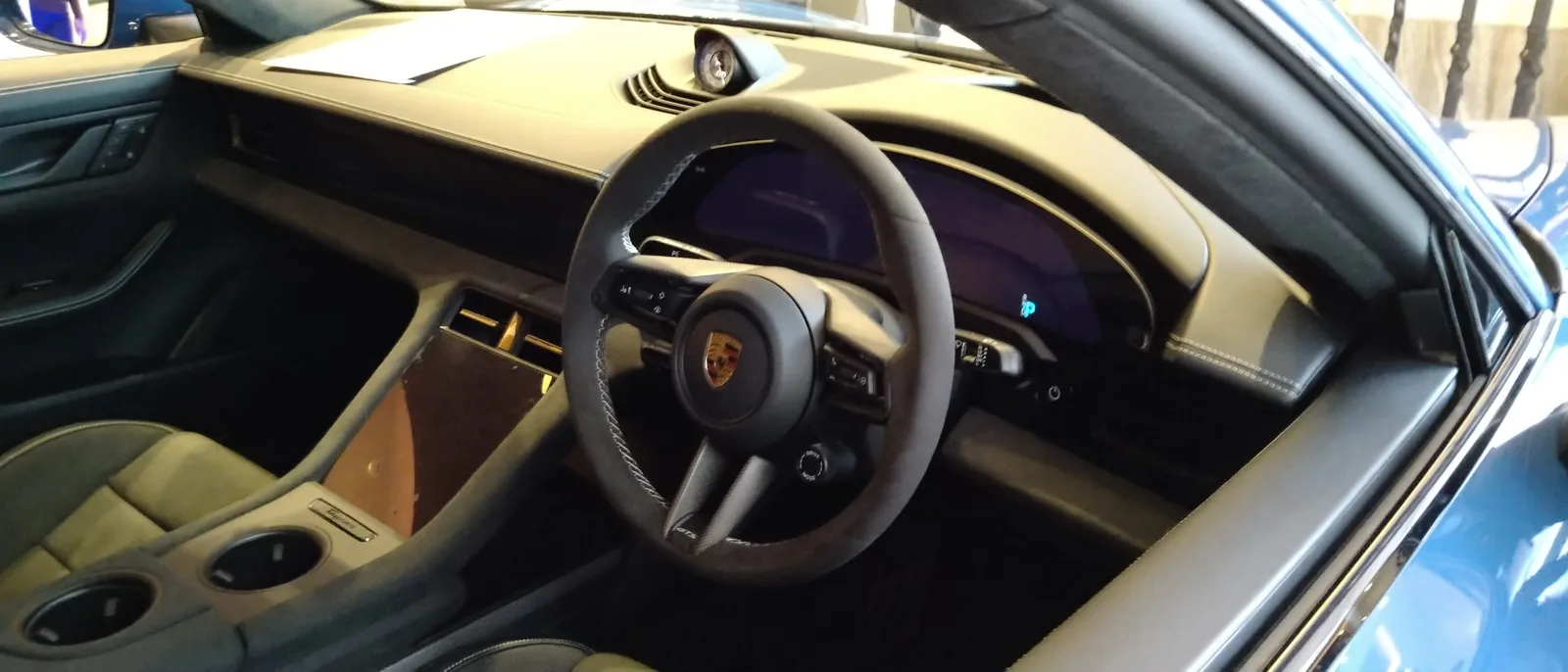 Porsche Taycan 2026 intérieur habitacle volant cockpit numérique cuir sportif