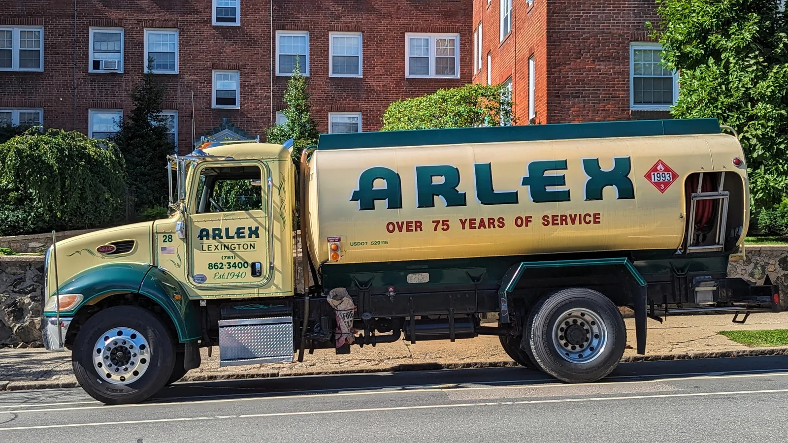 Camion-citerne de livraison de fioul domestique — service de distribution de fuel pour chauffage