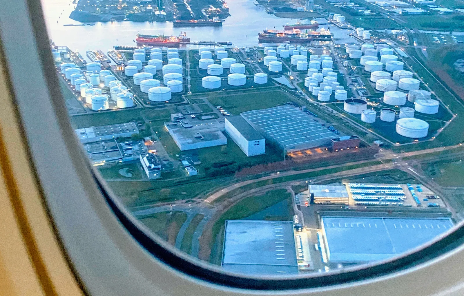 Terminal pétrolier avec cuves de stockage de fioul — infrastructure d'approvisionnement en énergie