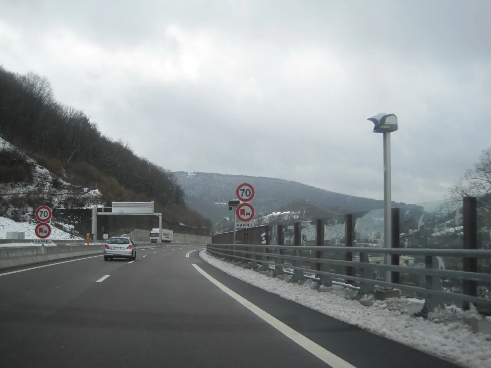 Radar tronçon de Besançon — vue rapprochée du portique de contrôle vitesse sur route française