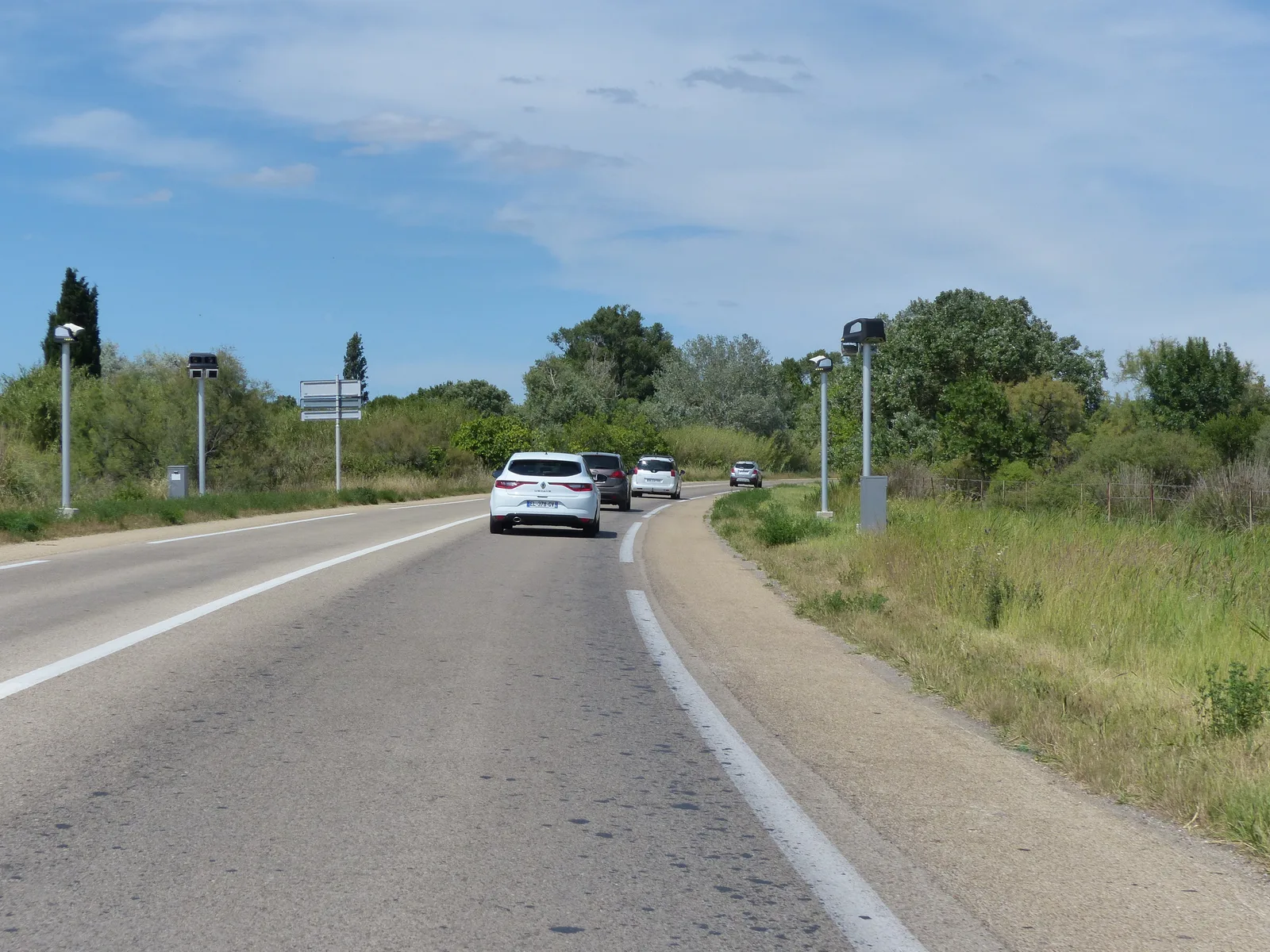 Radar tronçon sur la route D570 en Camargue — contrôle de vitesse sur route départementale