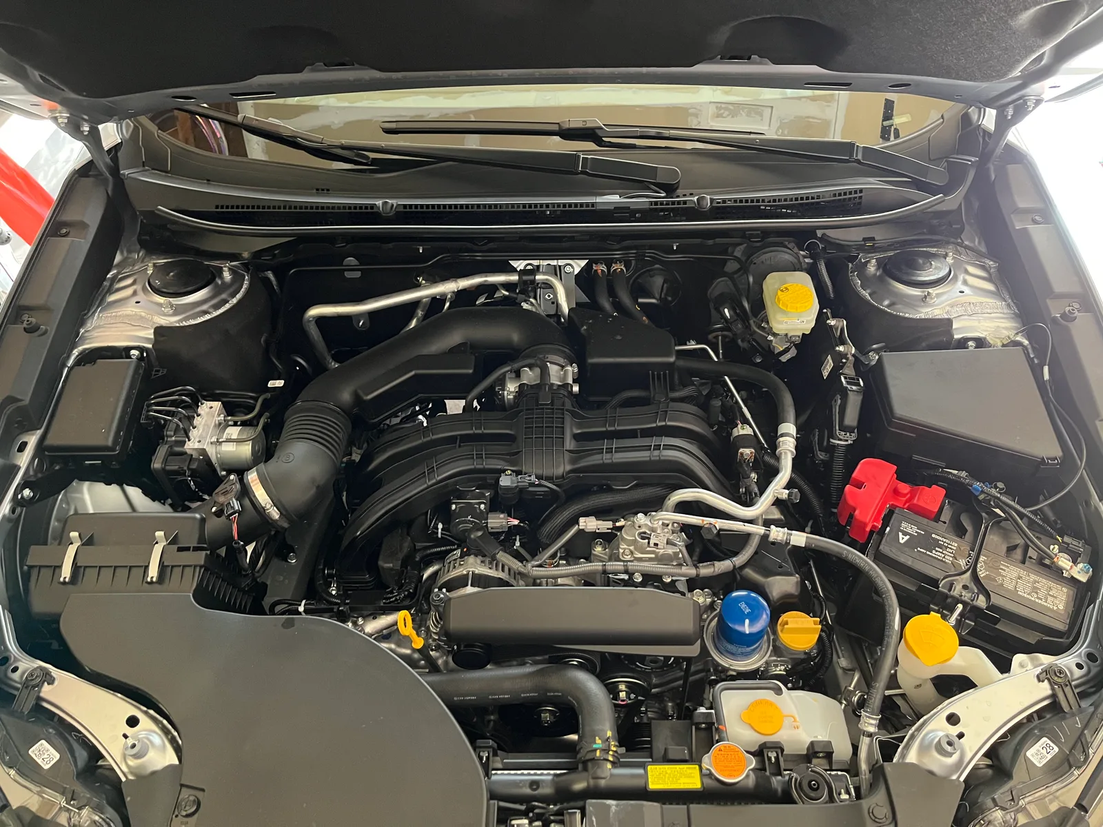 Compartiment moteur avec système de refroidissement, durites et réservoir de liquide visible