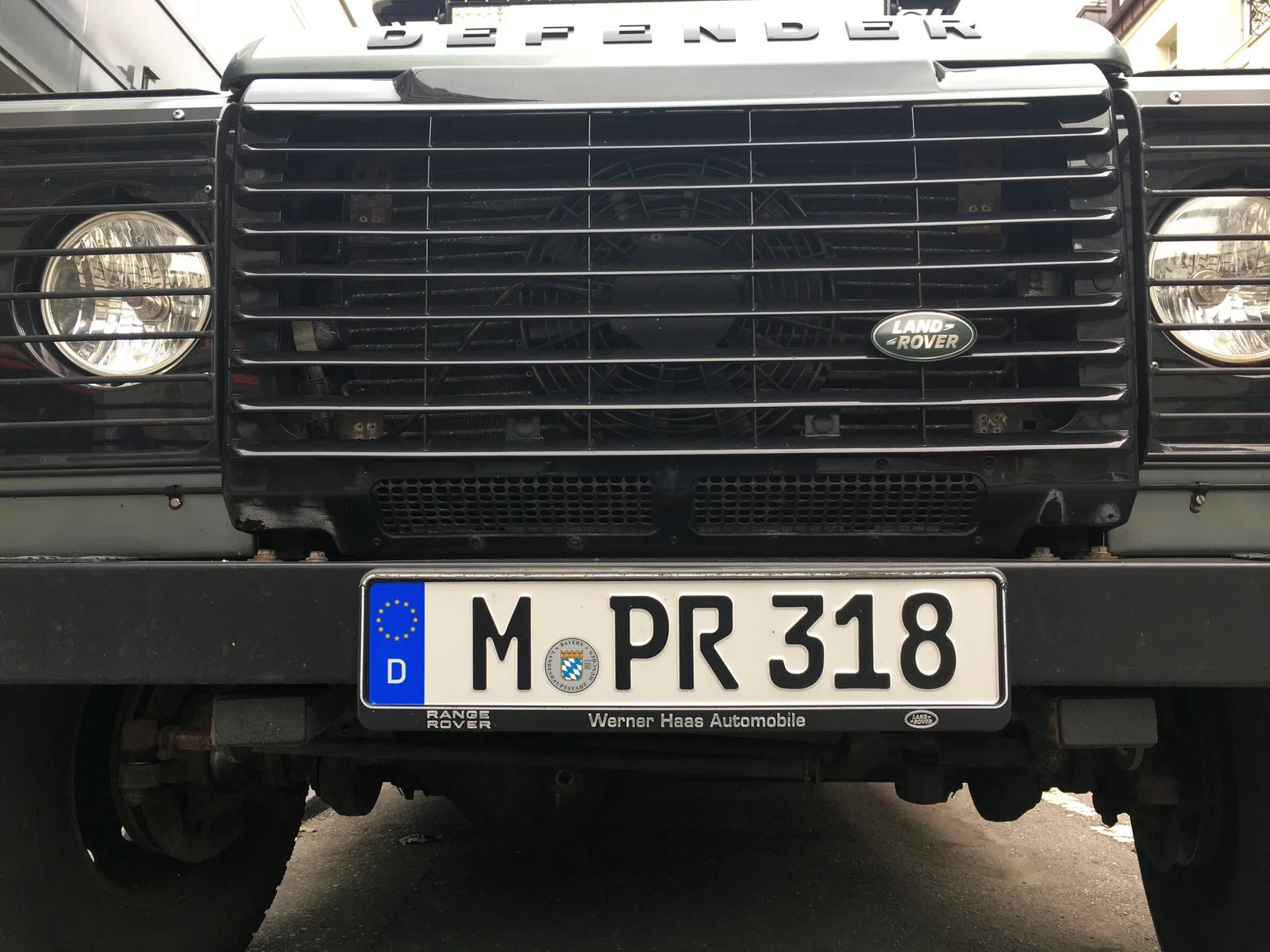 Grille avant d'un 4x4 avec ventilateur de radiateur visible à travers la calandre