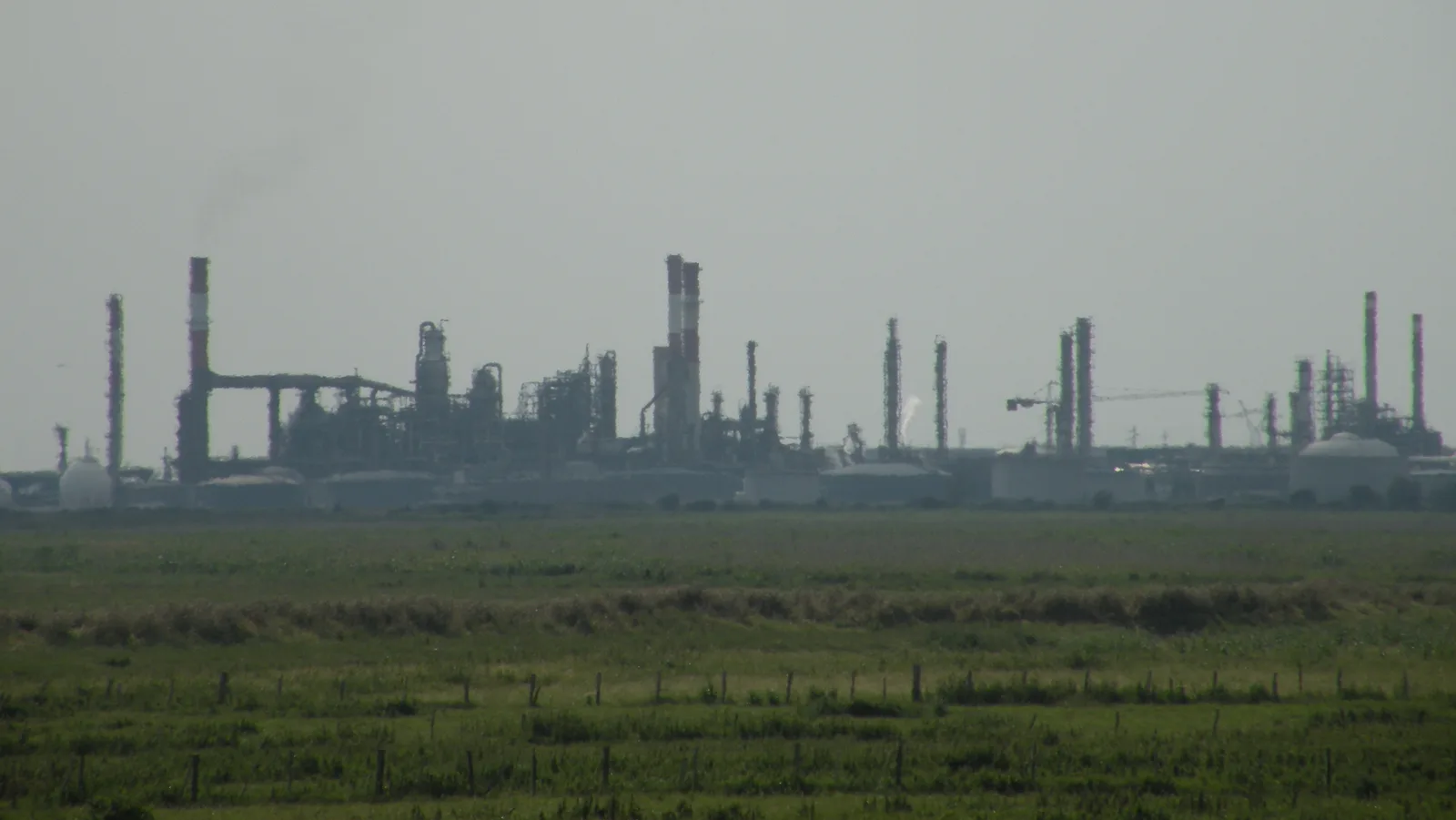 Raffinerie de pétrole en France, silhouette industrielle avec cheminées