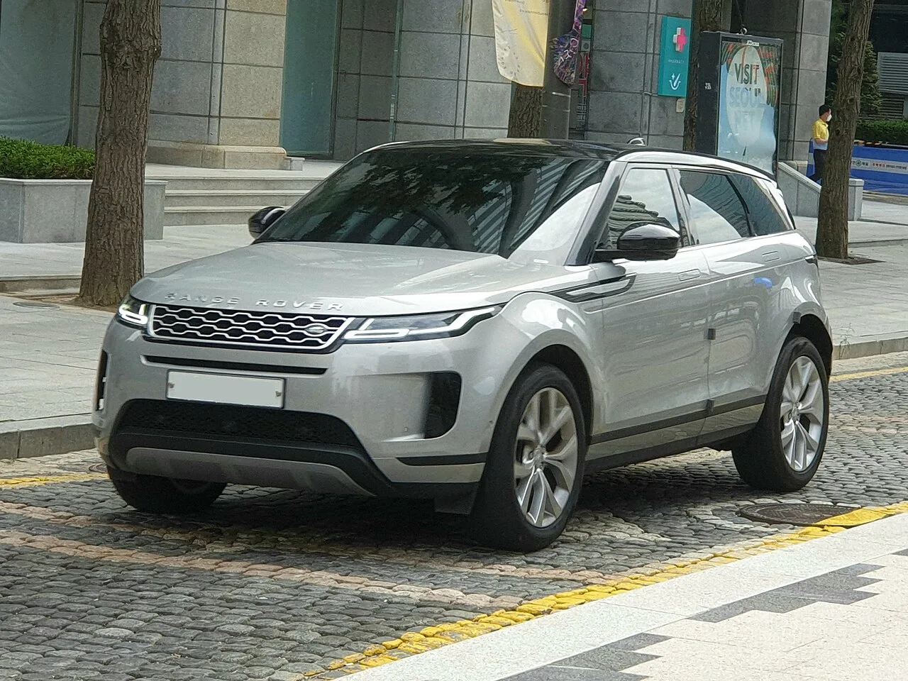 Range Rover Evoque 2026 gris vue trois quarts avant profil urbain