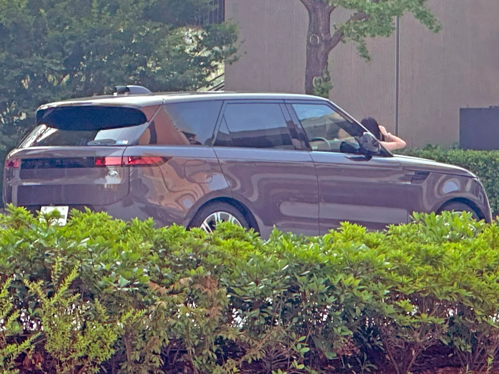 Range Rover Sport 2026 mauve vue trois quarts arrière SUV premium