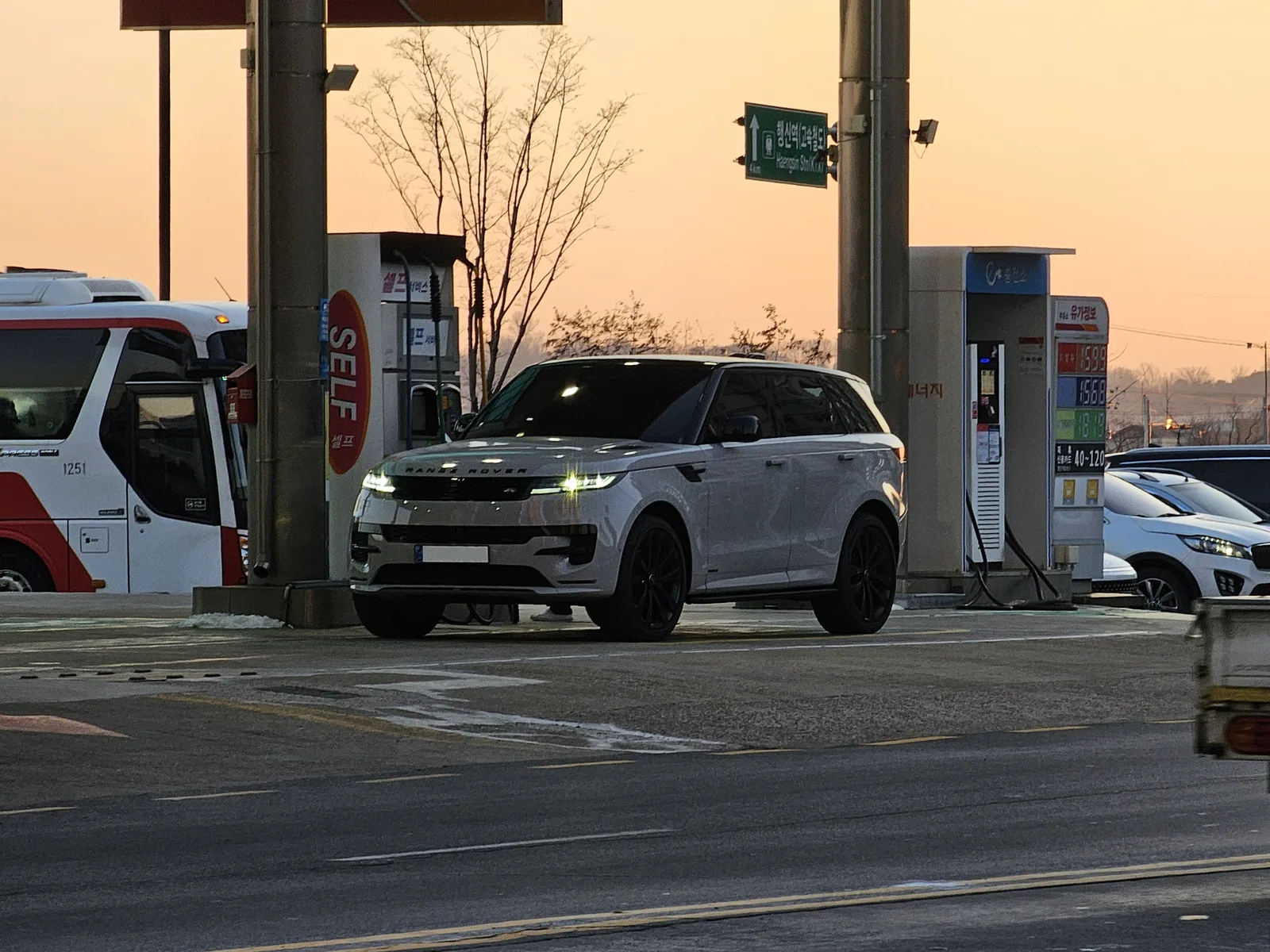 Range Rover Sport 2026 noir vue trois quarts avant sous la pluie