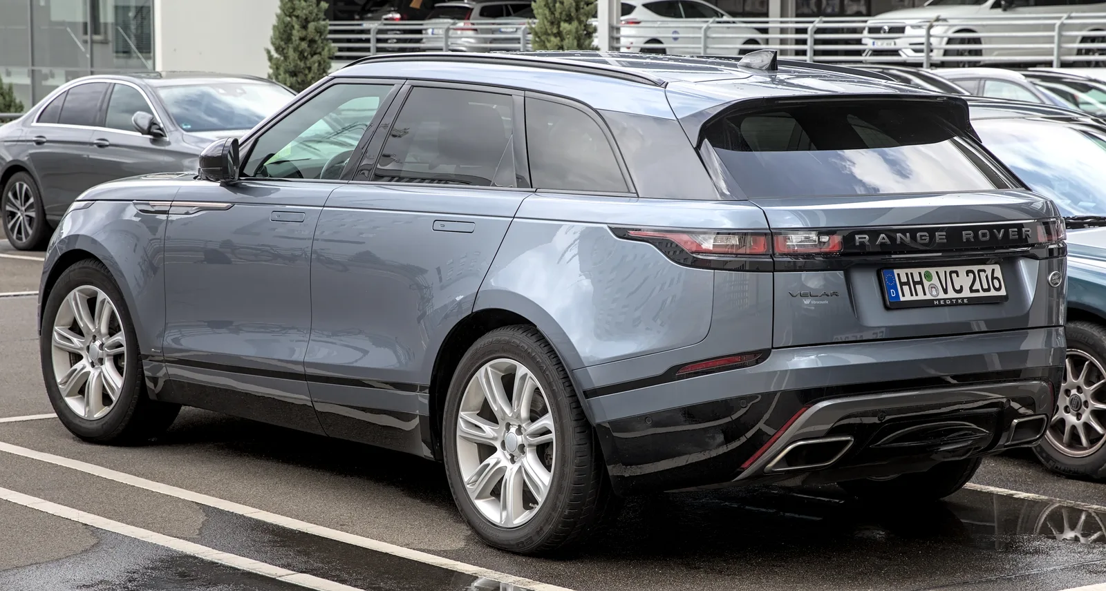 Range Rover Velar 2026 blanc vue trois quarts arrière profil urbain