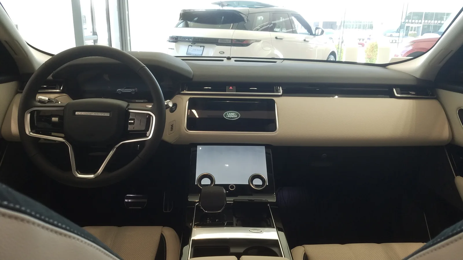 Tableau de bord et intérieur du Range Rover Velar 2026 volant et écran tactile