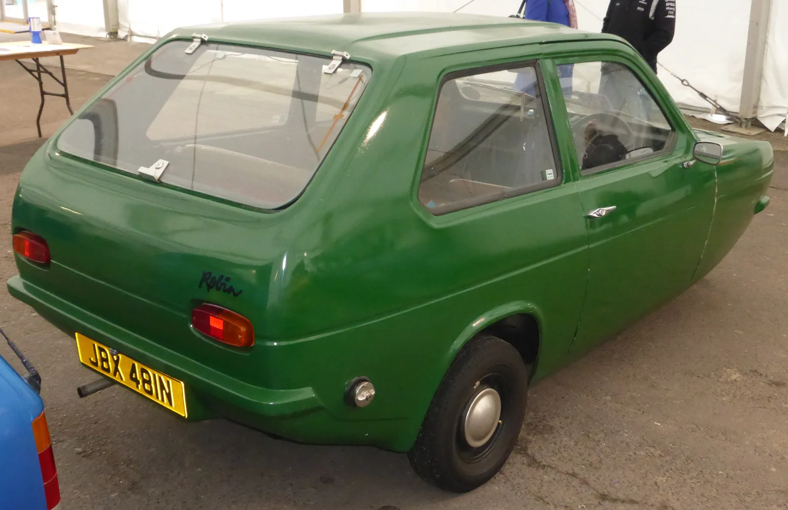 Reliant Robin 1974 trois roues, voiture britannique au design minimaliste absurde