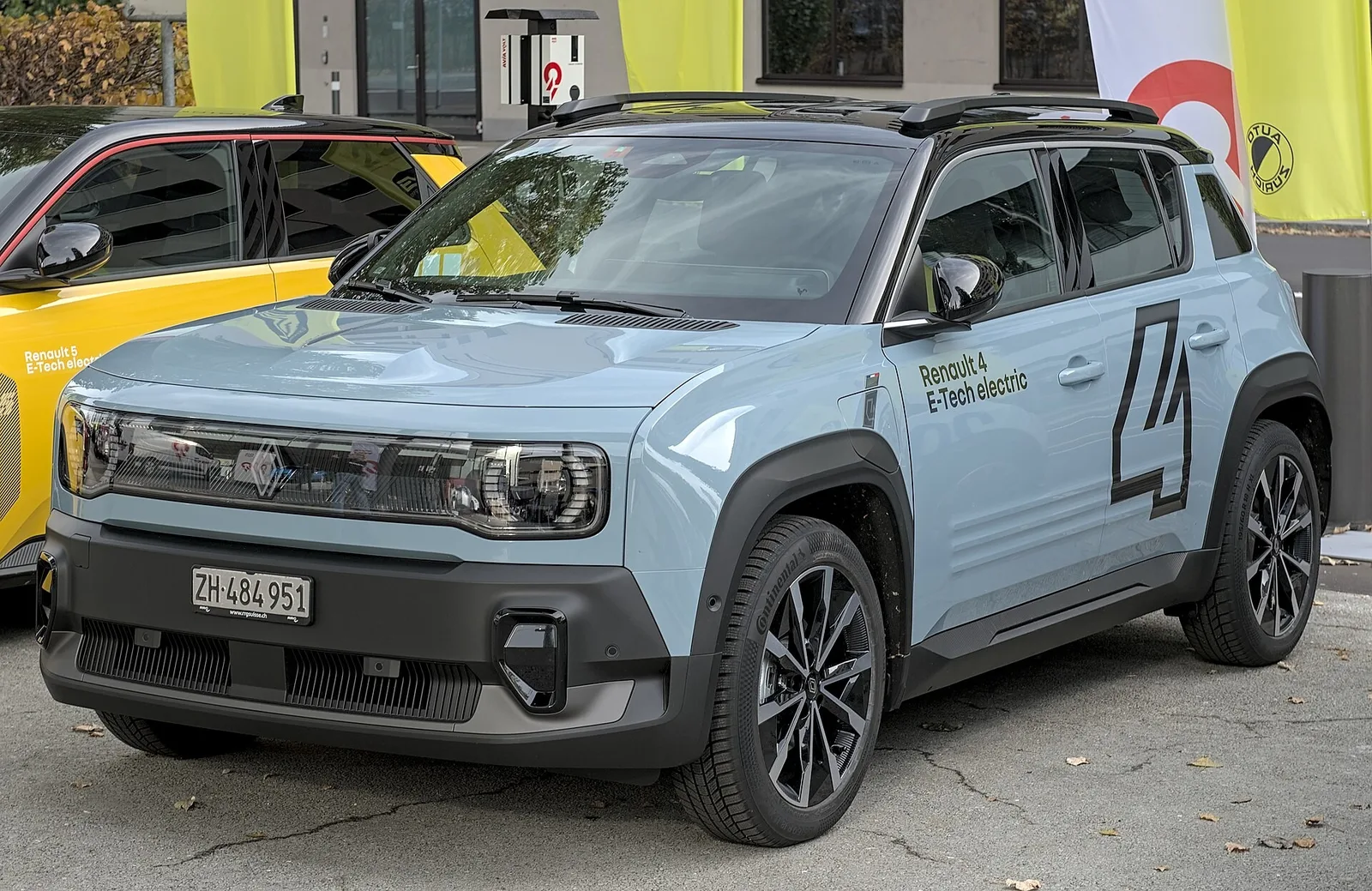 Renault 4 E-Tech électrique bleu clair garée en ville, proposée en batterie 40 kWh ou 52 kWh en 2026