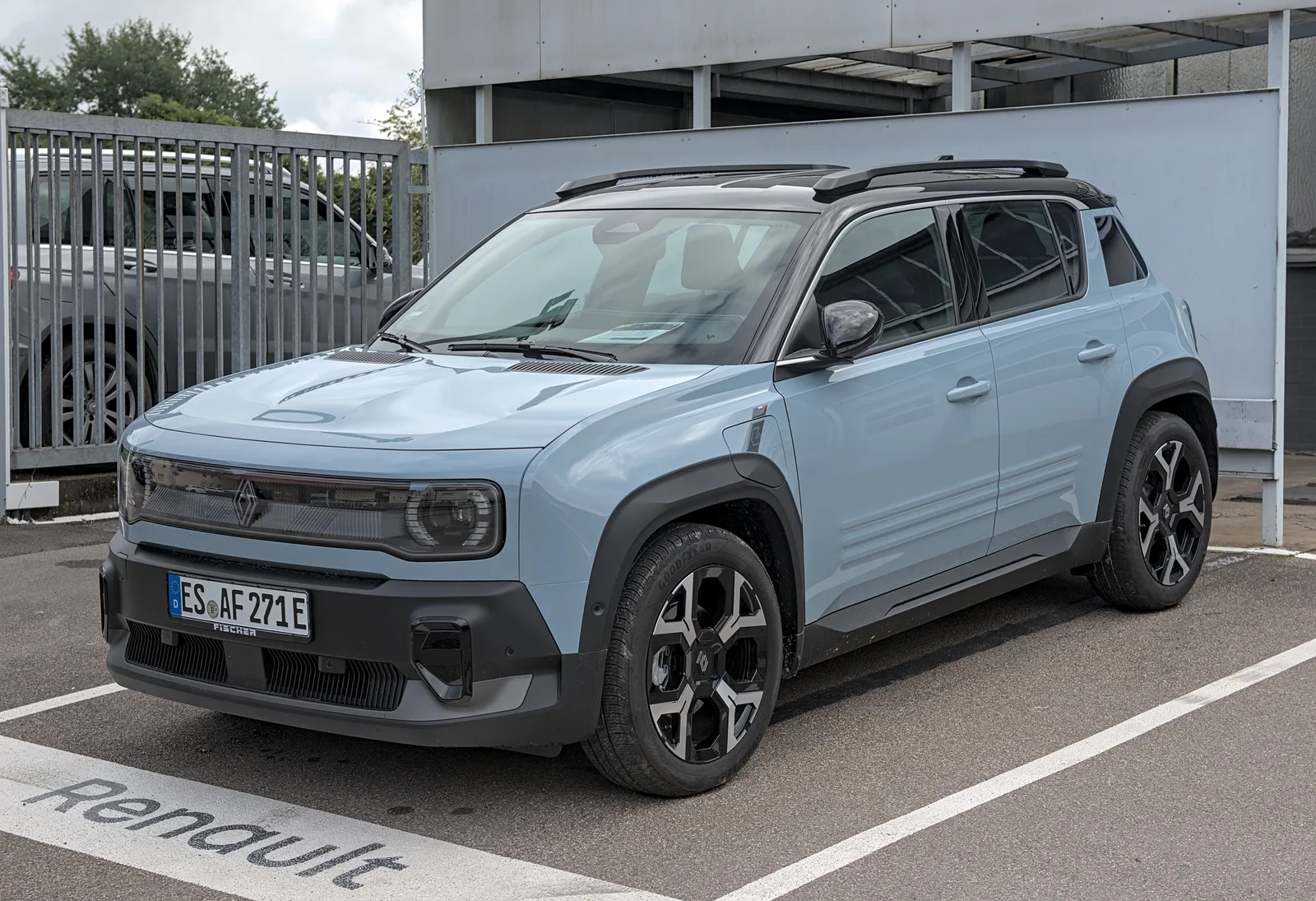 Renault 4 E-Tech Electric 2026 vue de profil design rétro électrique gris