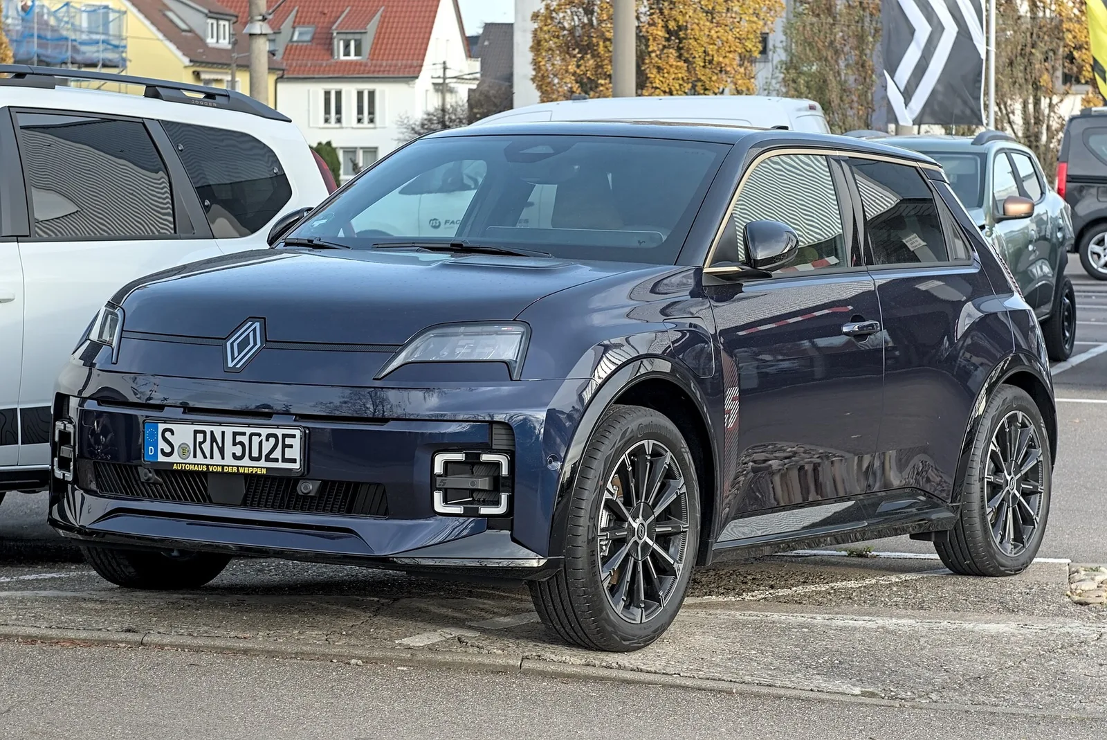 Renault 5 E-Tech électrique bleu foncé vue de trois quarts avant, citadine française comparée à l'ID. Polo pour 15 000 km par an
