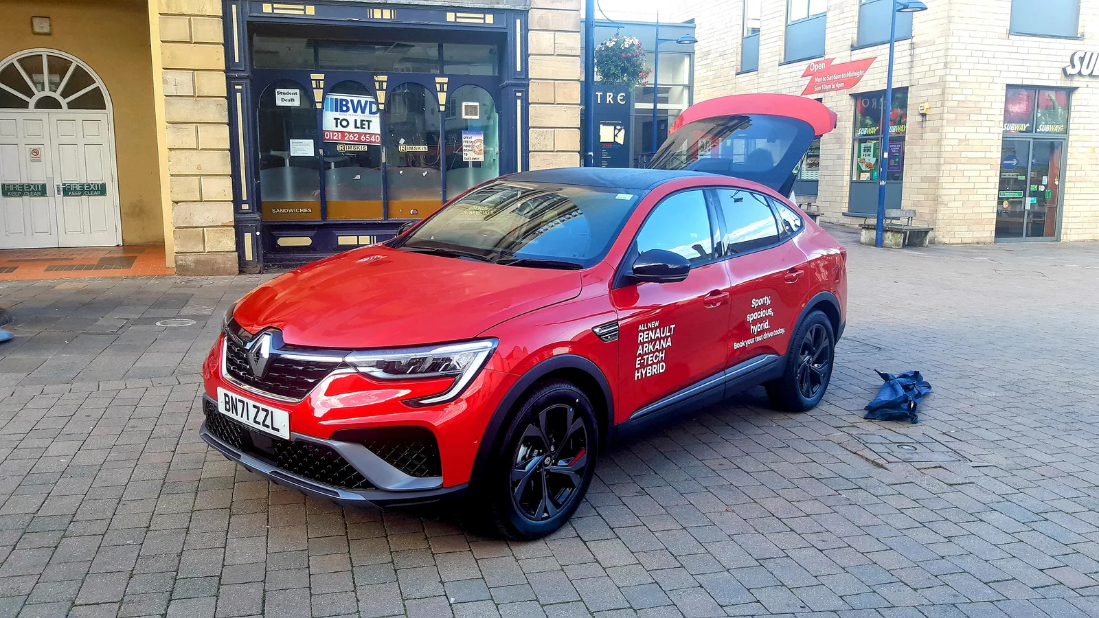 Renault Arkana E-Tech Hybrid rouge — version hybride vue 3/4 avant