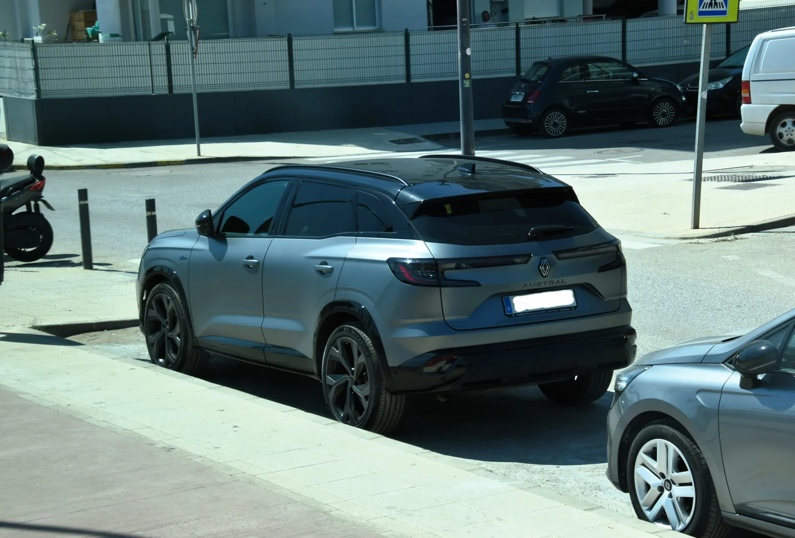 Renault Austral 2026 vue avant — face avant avec signature lumineuse LED full hybrid