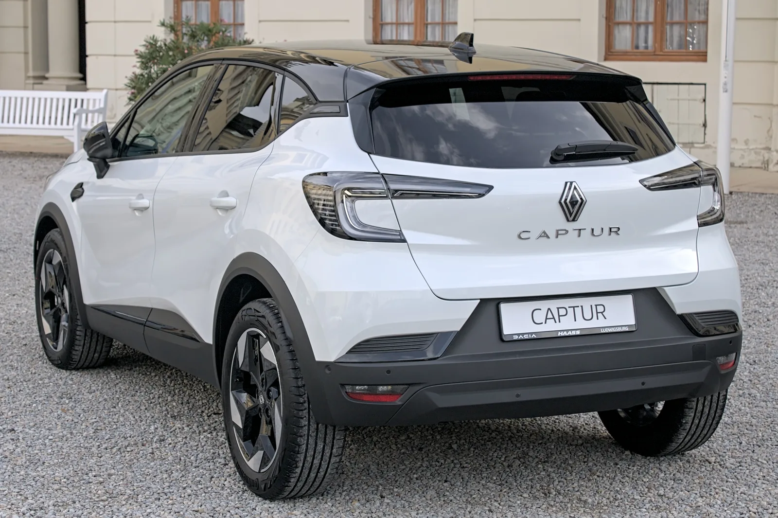 Renault Captur 2024 vu de trois-quarts avant — SUV urbain polyvalent