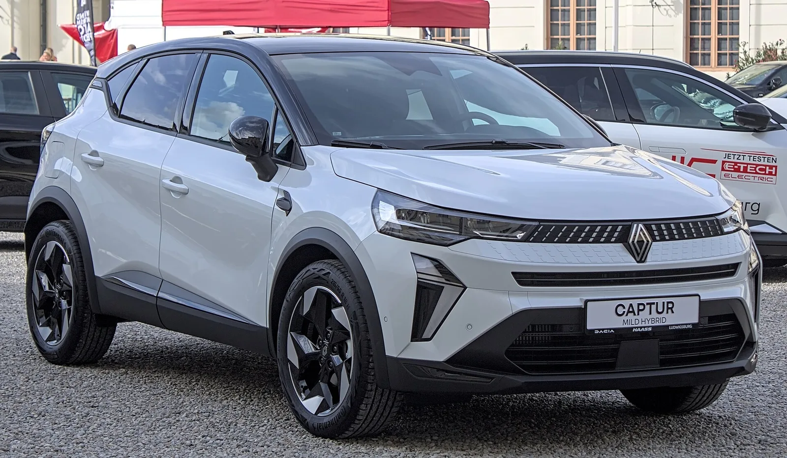 Renault Captur restylé blanc vu de trois quarts avant, petit SUV disponible en E-Tech full hybrid 160 pour la ville