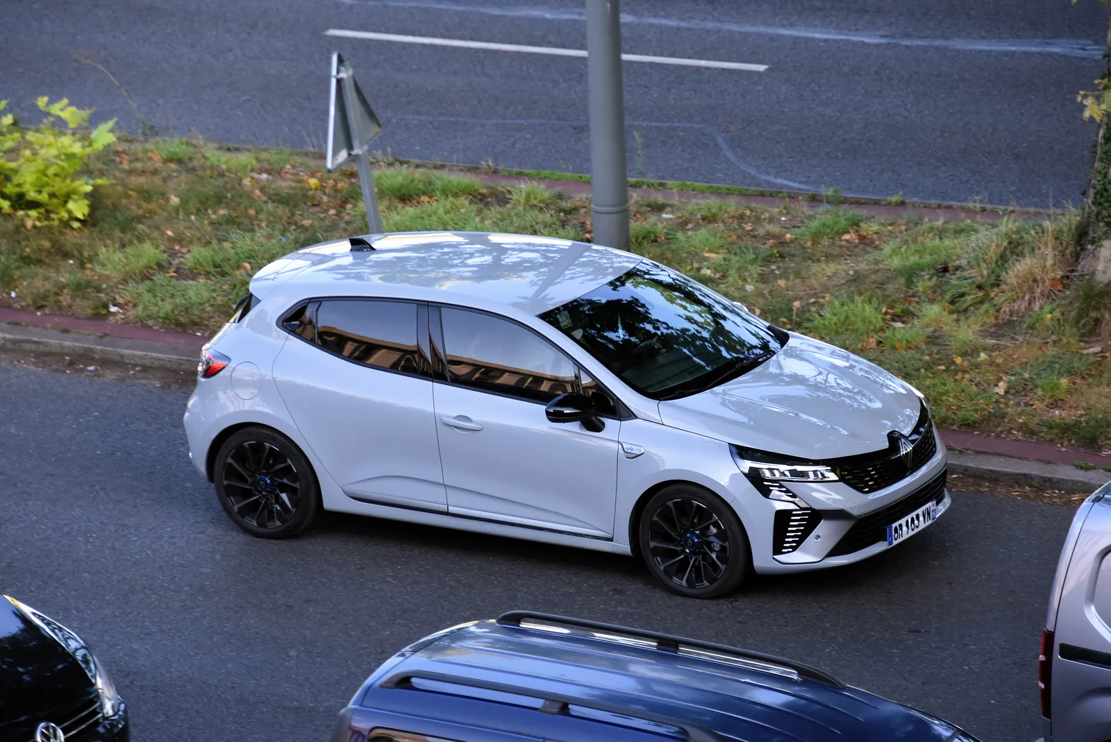Renault Clio 6 E-Tech Hybrid 2026 version sport blanche vue aérienne