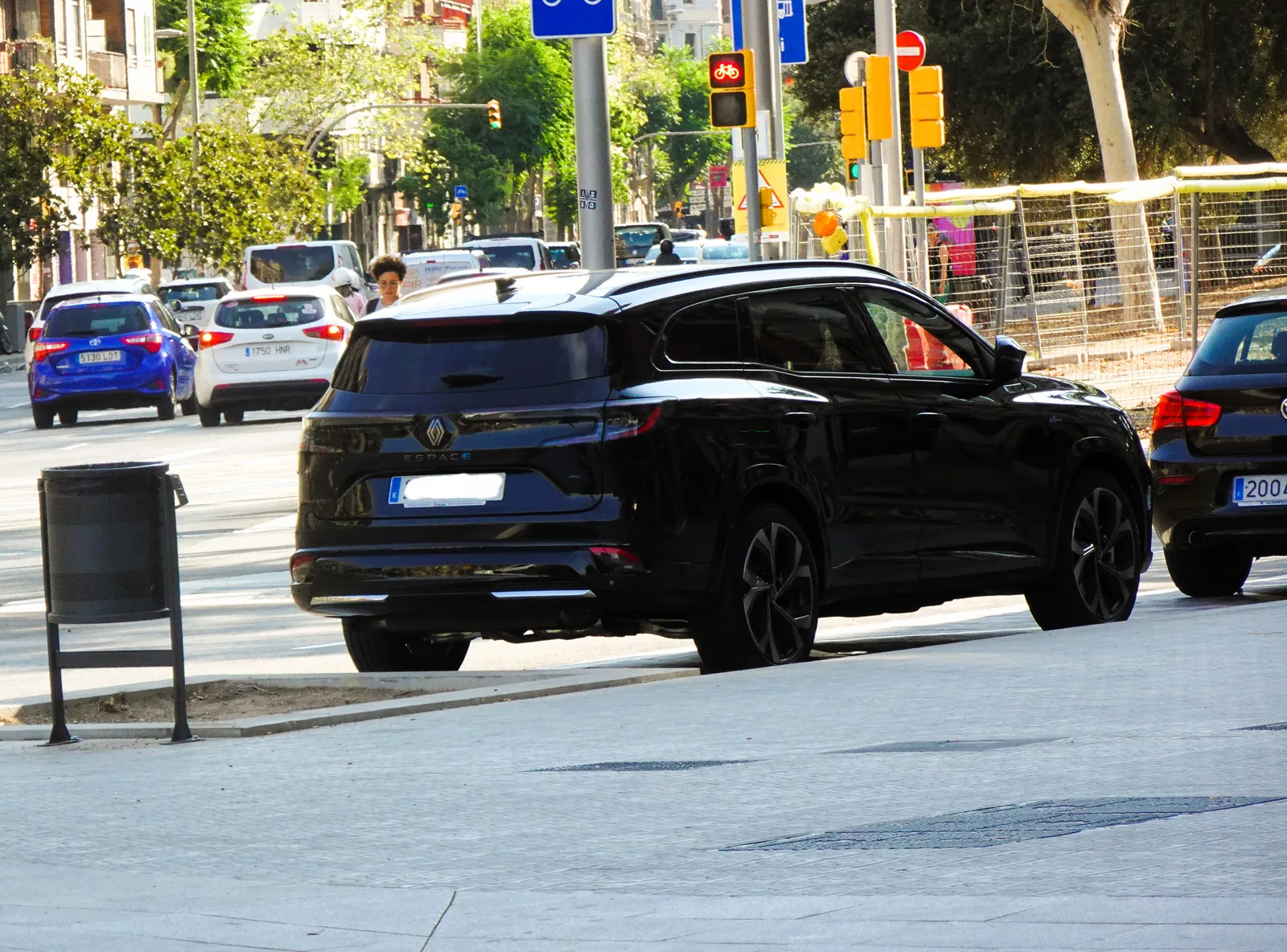 Renault Espace 2024 noir vue arrière gauche en ville SUV familial hybride