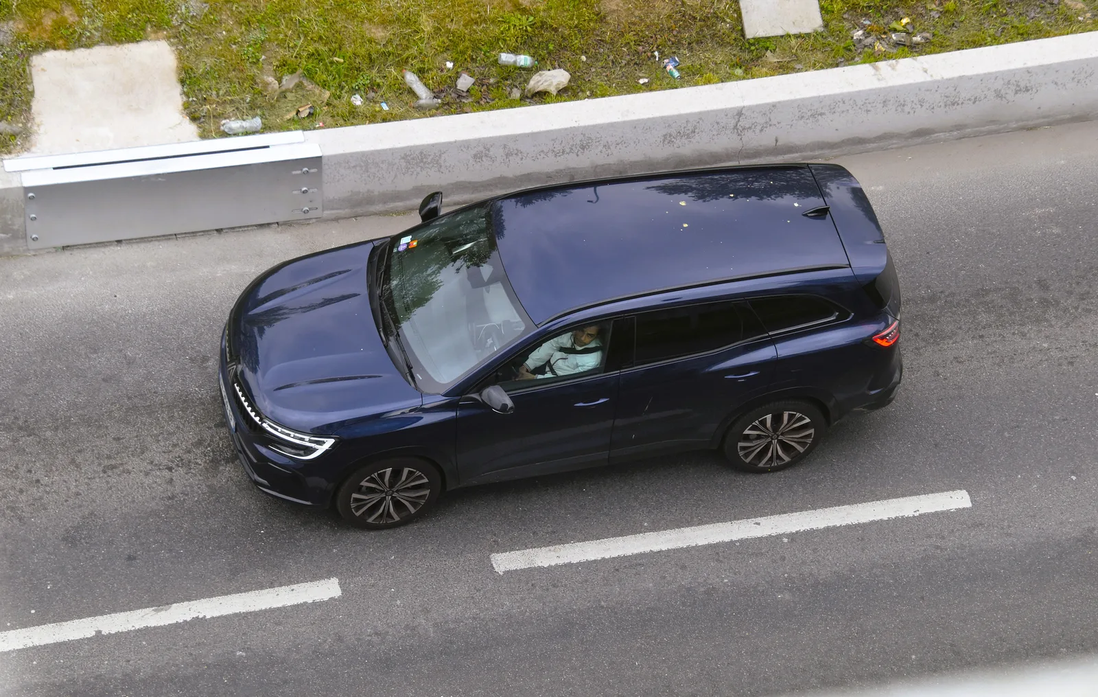 Renault Espace VI E-Tech Full Hybrid 2024 bleu vue aérienne autoroute SUV 7 places