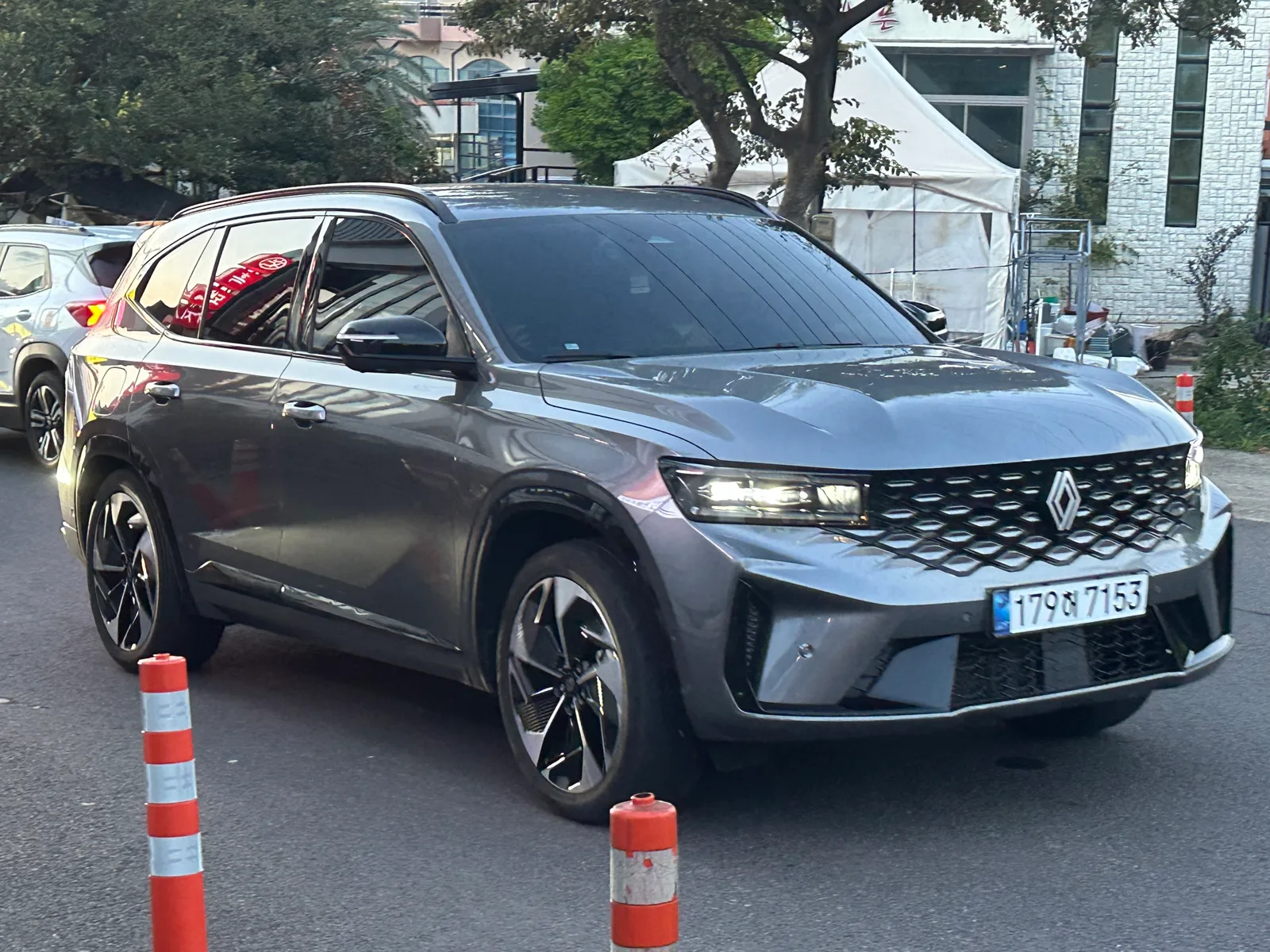 Renault Grand Koleos vue latérale trois quarts avant SUV extérieur badge losange