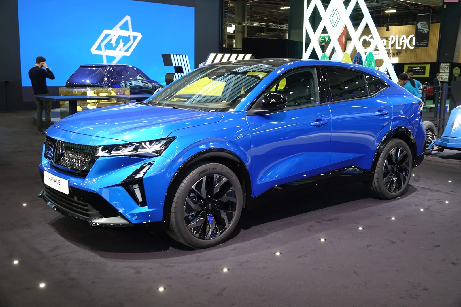 Renault Rafale 2026 vue 3/4 avant profil bleu salon automobile finition Esprit Alpine