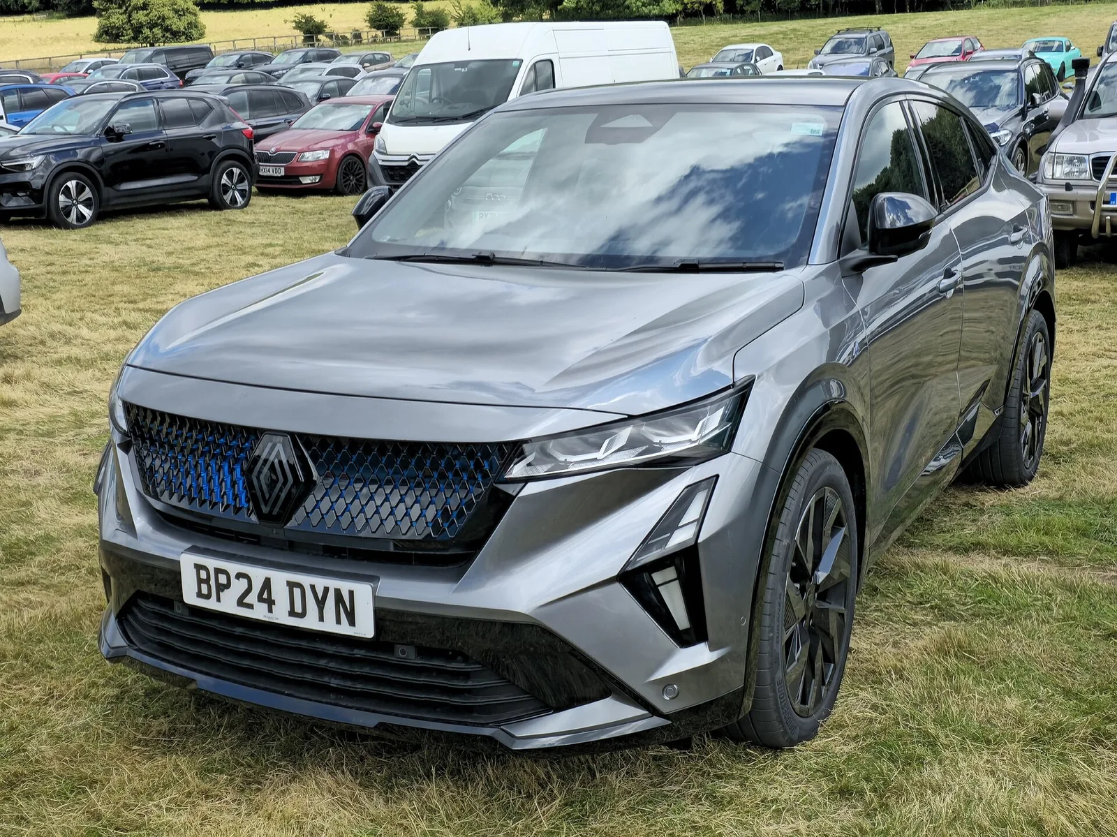 Renault Rafale E-Tech full hybrid gris vu de trois quarts avant, SUV coupé hybride avec 627 litres de coffre