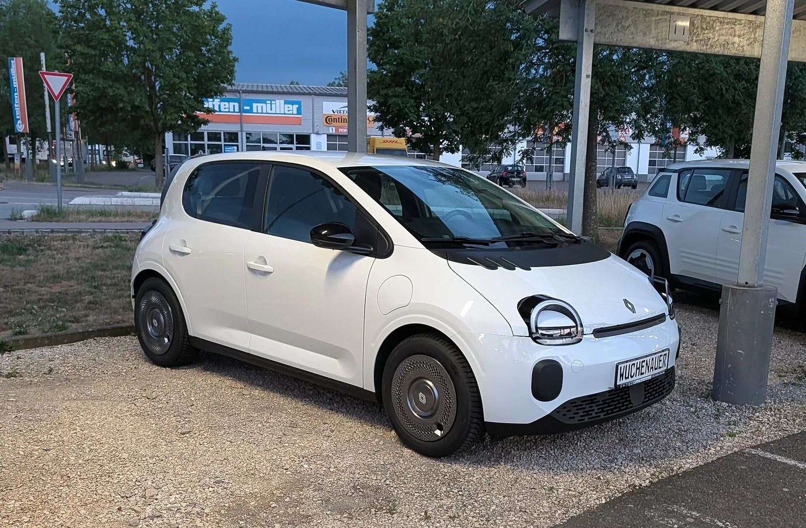 Renault Twingo E-Tech électrique blanche sur un parking de concession, proposée en LLD de 37 mois à 99 euros par mois en octobre 2026