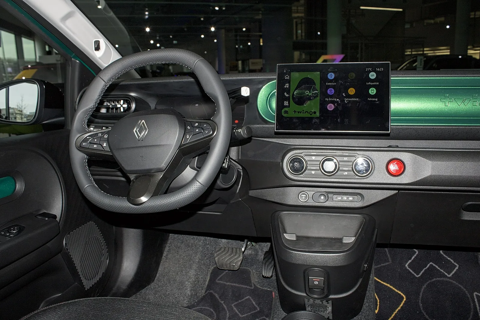 Intérieur de la Renault Twingo E-Tech électrique avec écran central et sièges en tissu, à photographier avant la restitution de fin de LLD