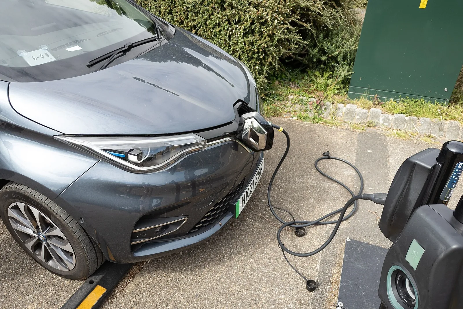 Renault Zoe d'occasion branchée sur une borne, recharge utilisée pour contrôler l'état de santé de la batterie avant achat