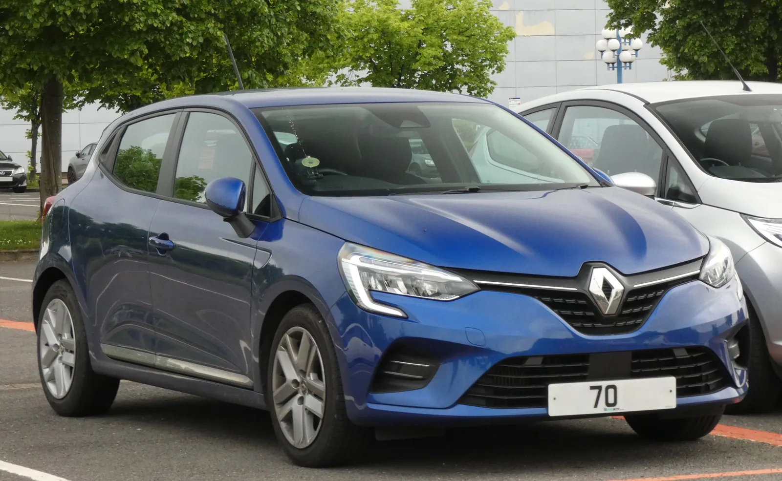 Renault Clio bleue — comparer les offres d'assurance auto avant de résilier