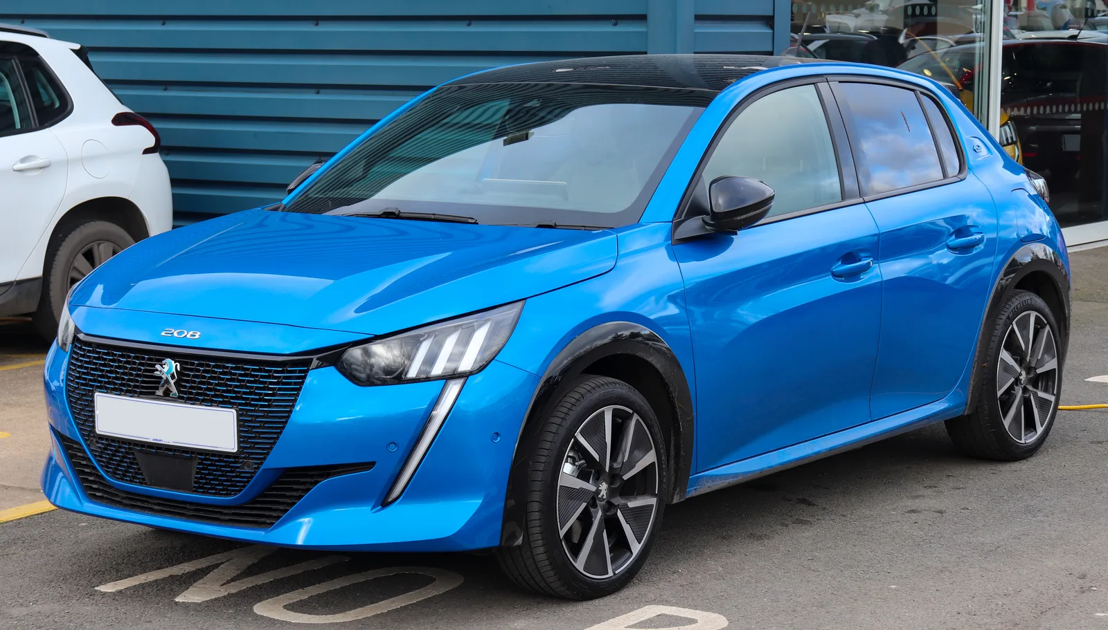 Peugeot e-208 bleue — nouvelle voiture, nouvelle assurance auto moins chère