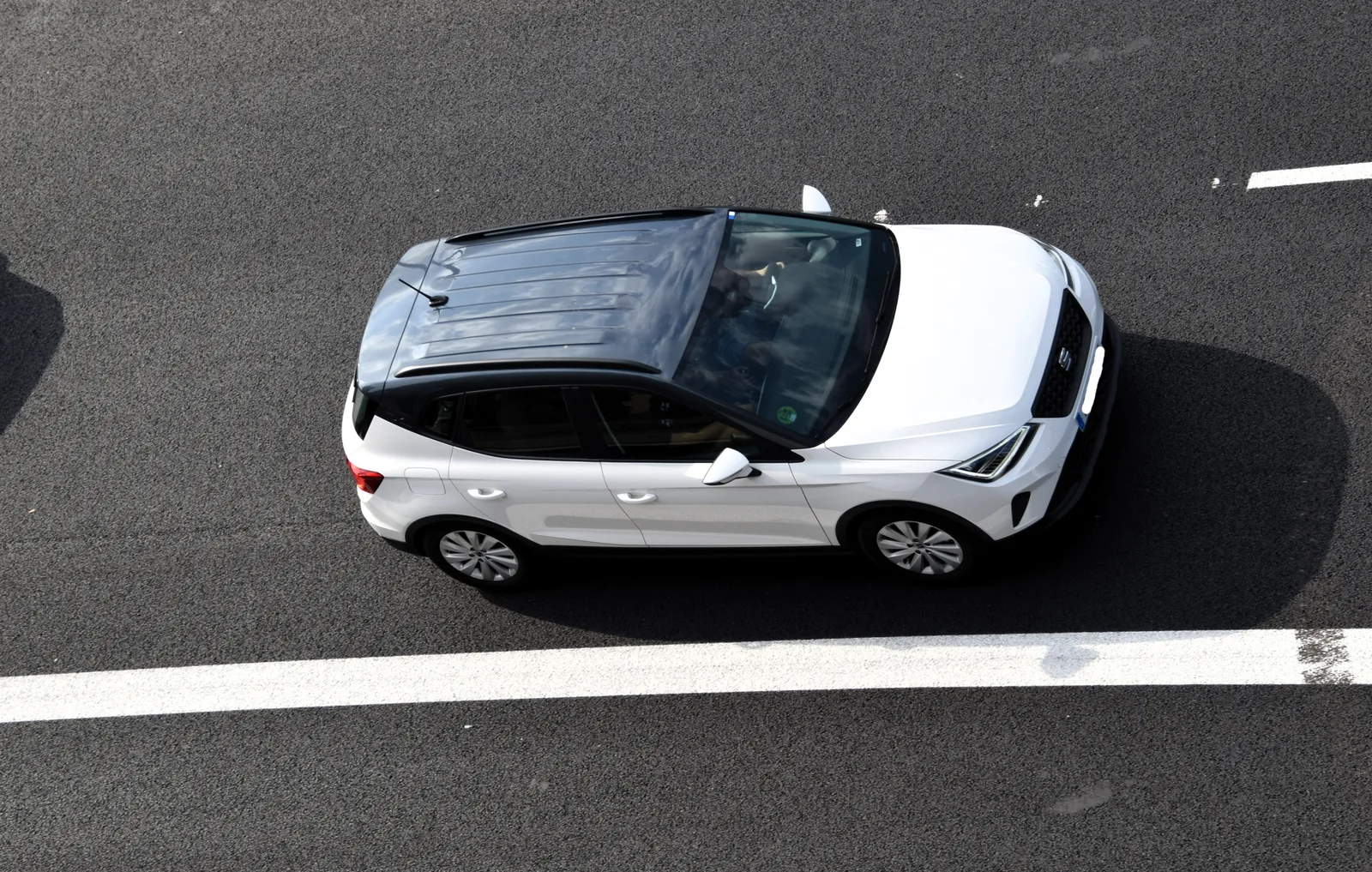Seat Arona 2026 blanc vu de dessus — design et silhouette du SUV urbain espagnol